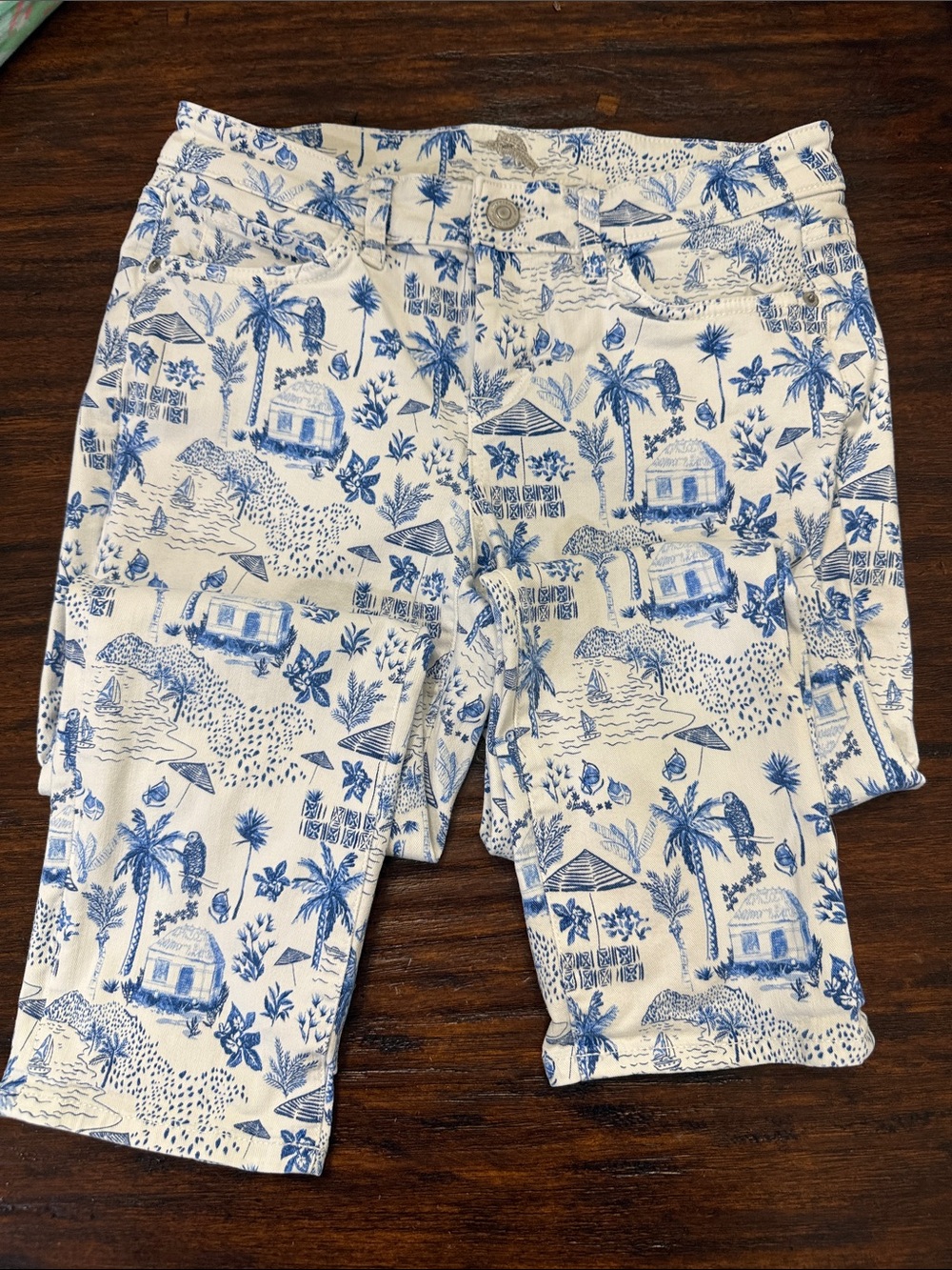 Tommy Bahama White Capris with Blue Island Print